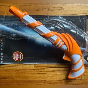 Vintage NOS Sci-Fi Star Trek Romulan Nero Disruptor Blaster with Sound Blaster